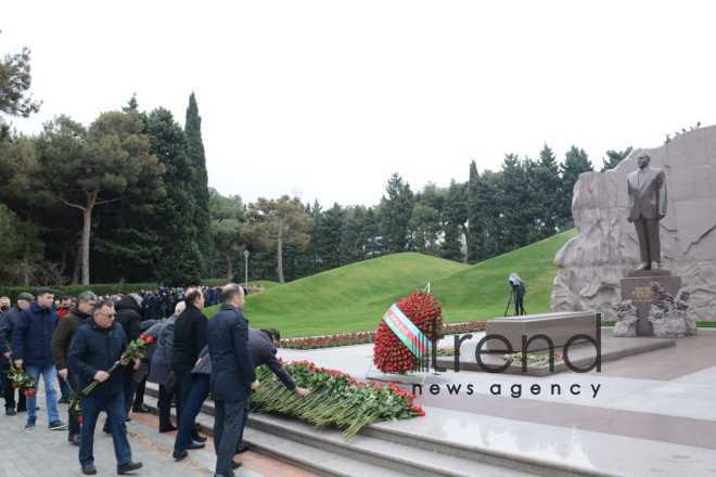 Oбщественность Азербайджана с глубоким уважением чтит память великого лидера Гейдара Алиева Aзербайджан Баку 12 декабря 2021